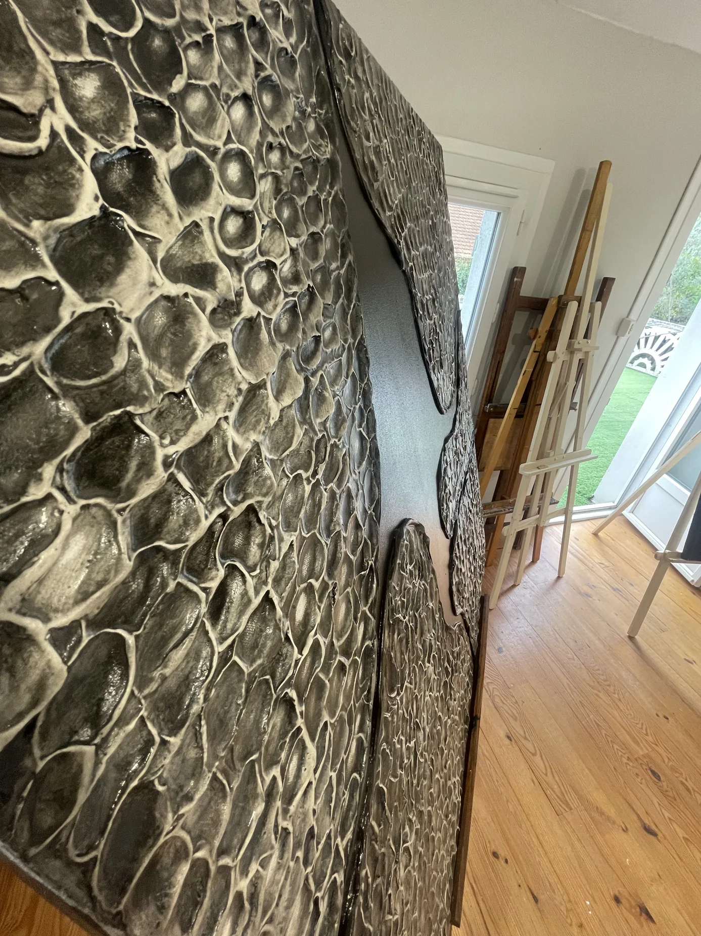 Détail des reliefs d'une œuvre texturée
